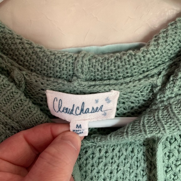 Sell this beautiful sweater. - Picture 2 of 5